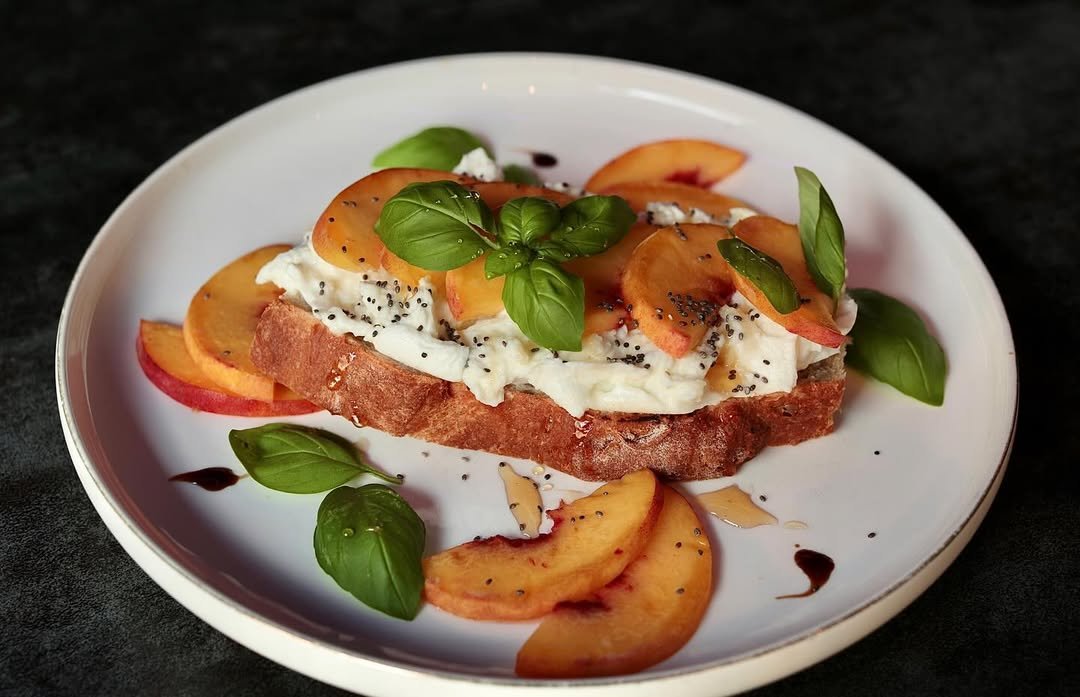 ⚜️Gaia Brunch & Bar⚜️BURRATA & BROSKEV CHLEB1.7🍑Opečený chléb s jemnou burratou, sladkou broskv (2)