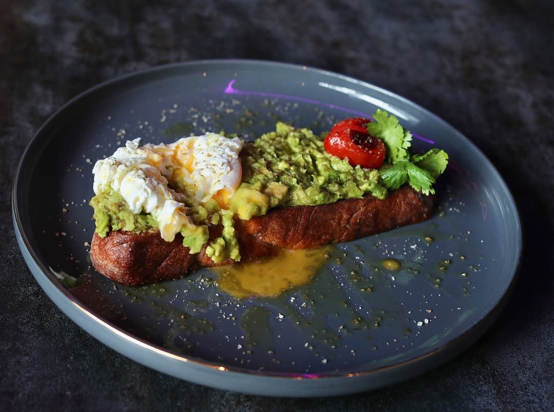 ⚜️Gaia Brunch & Bar⚜️Chléb z pošírovaným vejcem , avokádem🥑, cherry rajčátky, s vynikající chut