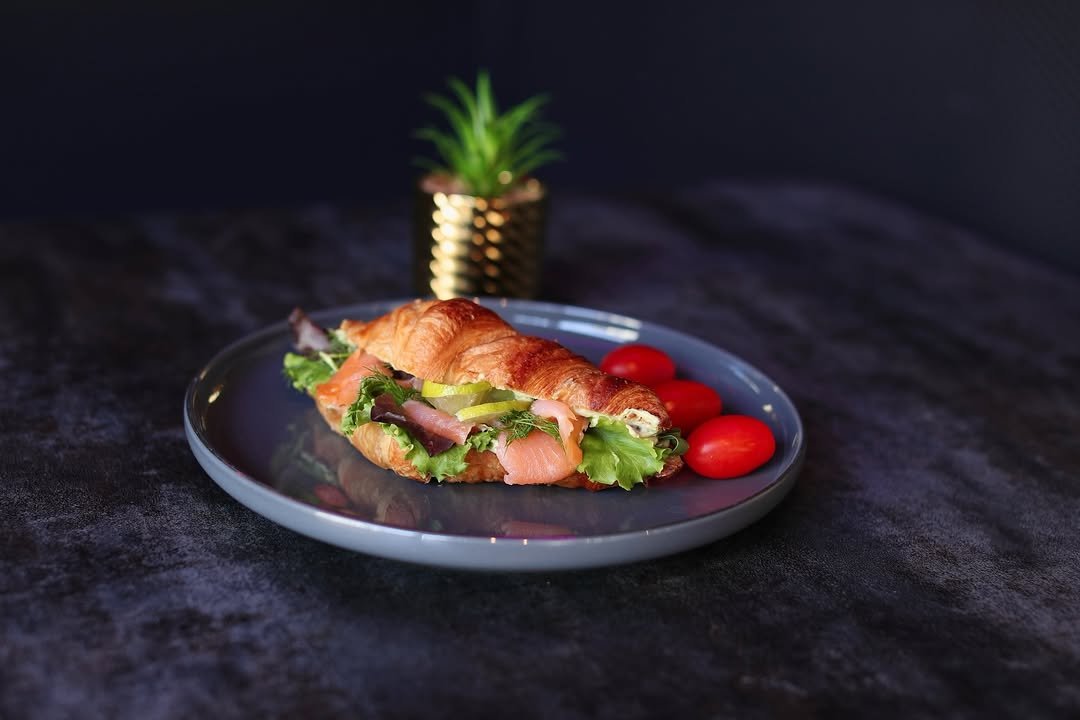 ⚜️Gaia Brunch & Bar⚜️Křupavý a zároveň jemný croissant s lososem🥐🥑🫶. Pokud spěcháte nebo chce (1)