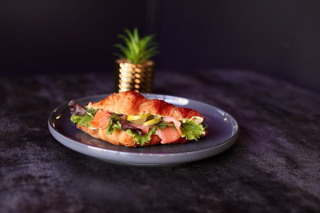 ⚜️Gaia Brunch & Bar⚜️Křupavý a zároveň jemný croissant s lososem🥐🥑🫶. Pokud spěcháte nebo chce (3)