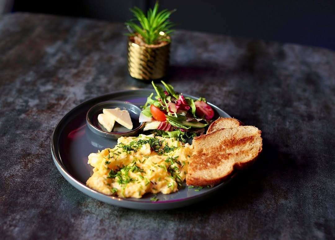 ⚜️Gaia Brunch & Bar⚜️Míchána vajíčka s opečenými krutony a šťavnatým salátem 🌼💛.⚜️Gaia Brunch